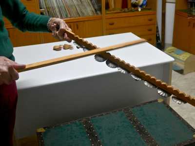 Particolare � poi lo scetavaiasse, formato da due bastoni di cui uno dentato e arricchito da sonagli: permette una particolare scansione ritmica attraverso lo sfregamento dei due pezzi di legno. Entrambi venivano utilizzati nel corso dei pellegrinaggi a Monte Sant�Angelo, quando attorno al fuoco si intonavano canti e si improvvisavano balli